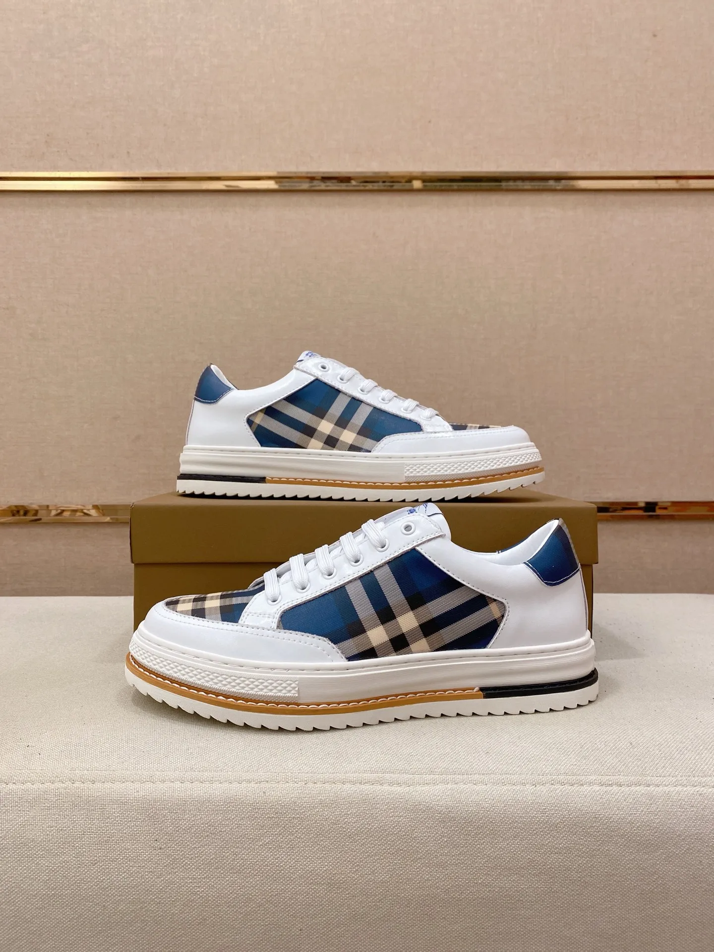 Men's shoes 💰: 420💰🇮🇹🇮🇹BURBERRY's top purchasing agents are available simultaneously at the counter. 🔍🔍On sale at the same time. Positive code number: 38-44 Italian imported first-layer cowhide with fabric. Fully imported sheepskin lining, sole: the original sole is specially provided by the original factory, the exclusive movable molded sole is super comfortable, the original factory follows the order, 🔍🔍high quality, you can go in and out of the counter at will, welcome to compare. Can be customized. 45 non-refundable